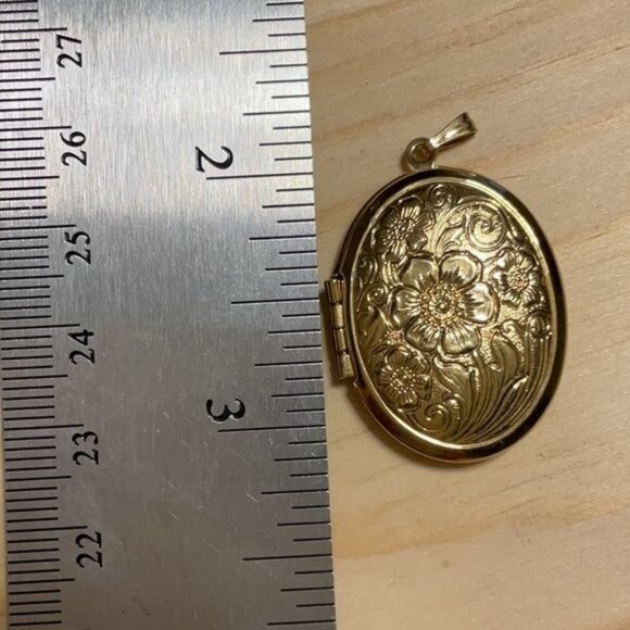 Vintage Gold-Tone Oval Floral Engraved Locket Pendant Hinged Design - Picture 4 of 4